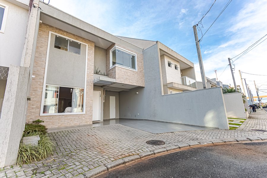 Fachada da casa, em condomínio fechado
