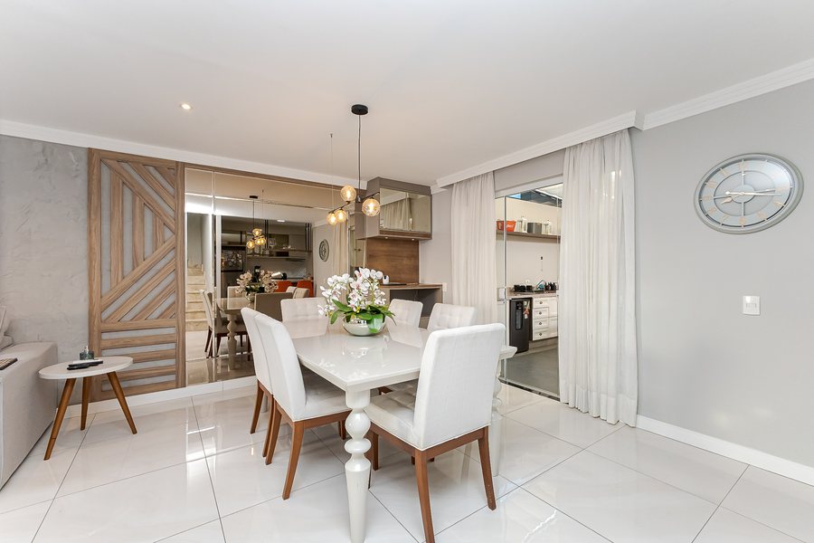 Sala de jantar, com passagem para a cozinha