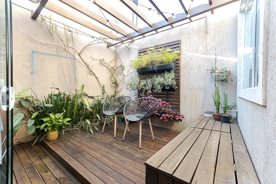 Deck com jardim vertical e pergolado