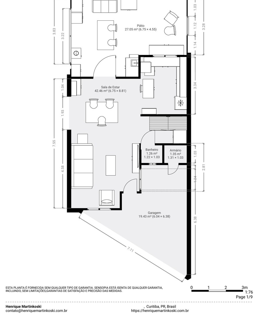 Planta do andar térreo: sala de estar integrada, pátio, lavabo e garagem